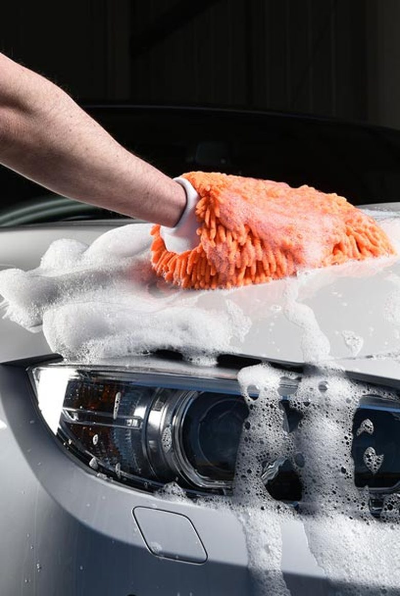 Lavage extérieur d'une carrosserie au gant microfibre par ShanWash